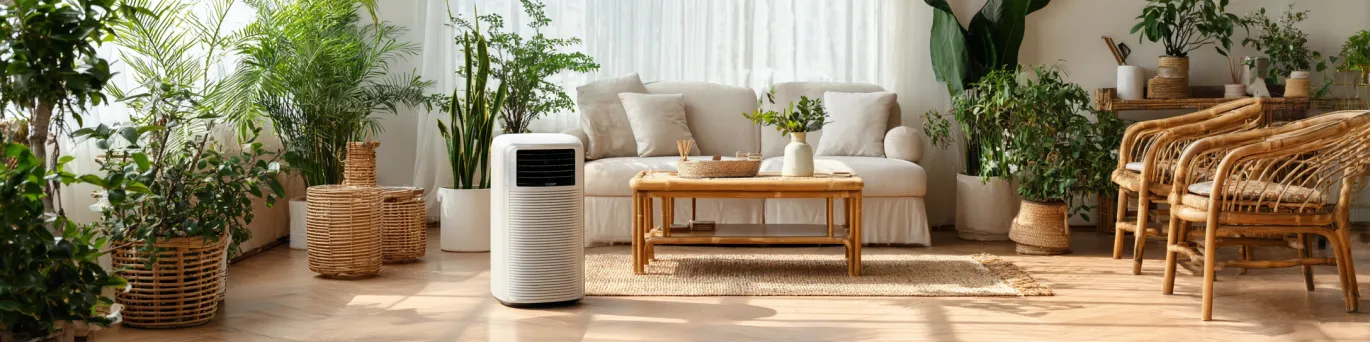 Climatiseur portable économique rafraîchissant un salon, réduisant la consommation d'énergie et les coûts électriques estivaux