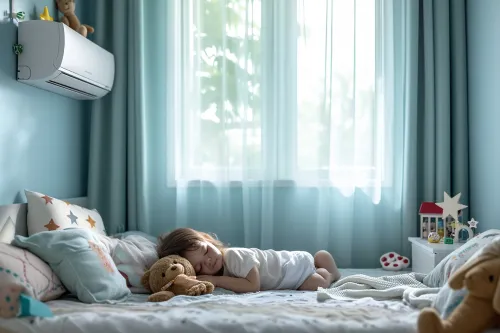Climatiseur silencieux installé dans une chambre d'enfant, assurant un sommeil paisible pendant les nuits chaudes d'été.